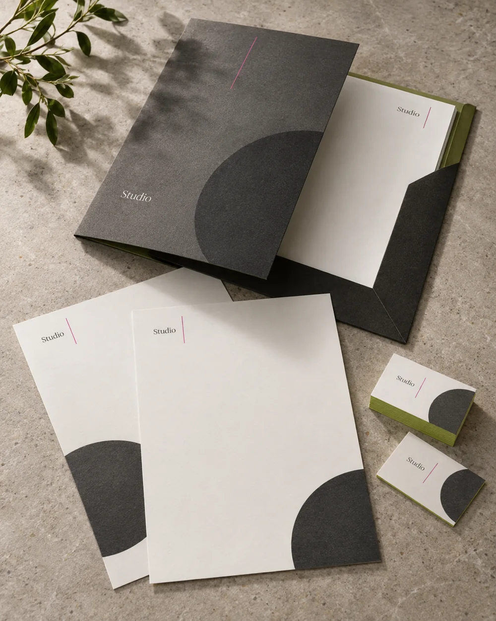 Beispielgestaltung von Visitenkarten, Briefpapier und Präsentationsmappe